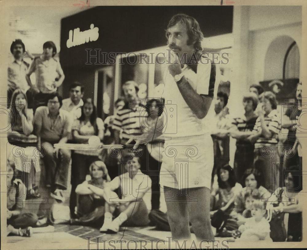 1975 Press Photo Tennis player John Newcombe speaks to a crowd - sas14532- Historic Images