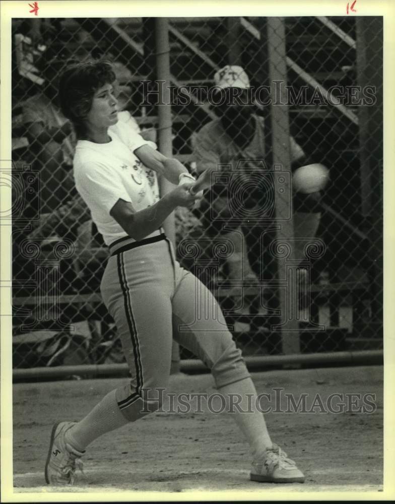 1984 Press Photo San Antonio Outdoorsmen softball player Janice Miller- Historic Images