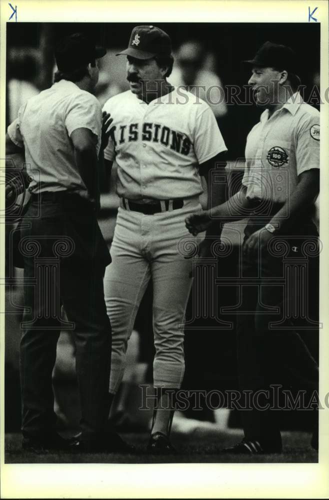 1988 Press Photo San Antonio Missions baseball manager Kevin Kennedy and umpires- Historic Images