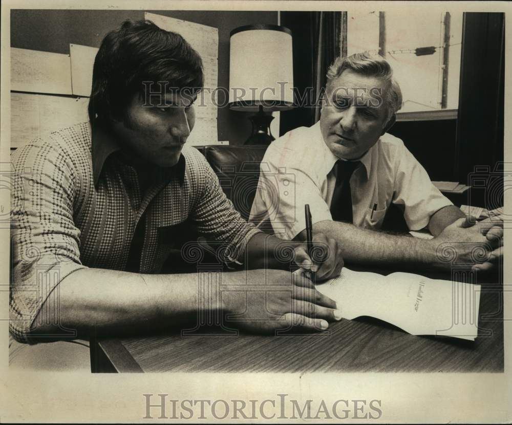 1975 Press Photo San Antonio Wings football coach Perry Moss and Noe Gonzalez- Historic Images