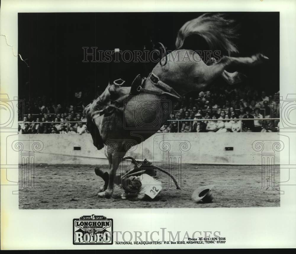 1982 Press Photo A bronco rider is thrown from his mount during a rodeo- Historic Images