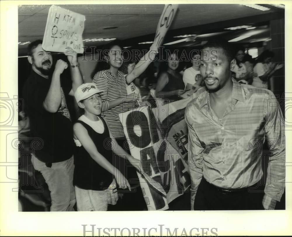1990 Press Photo San Antonio Spurs basketball player Mike Mitchell and fans- Historic Images