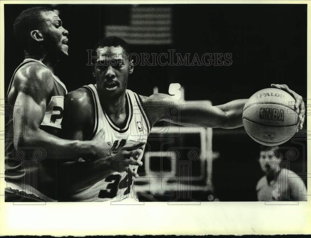 1986 Press Photo San Antonio Spurs and Indiana Pacers play NBA basketball- Historic Images