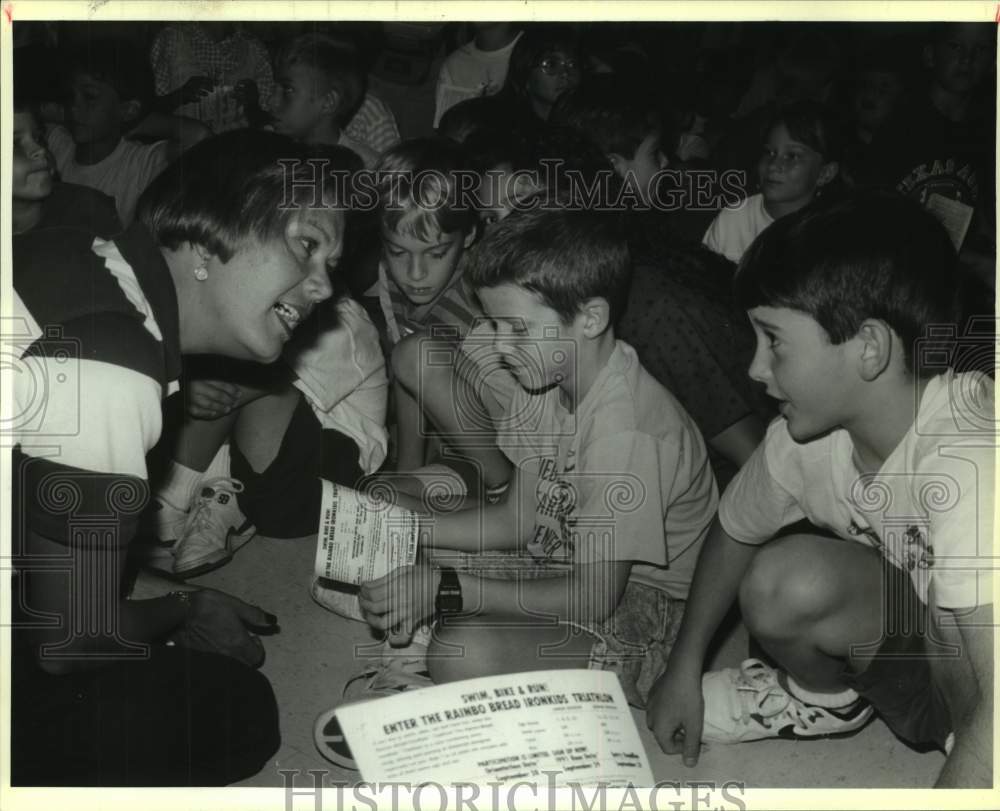 1991 Press Photo 1968 Olympic swimmer Debbie Meyer at Harmony Hills Elementary- Historic Images