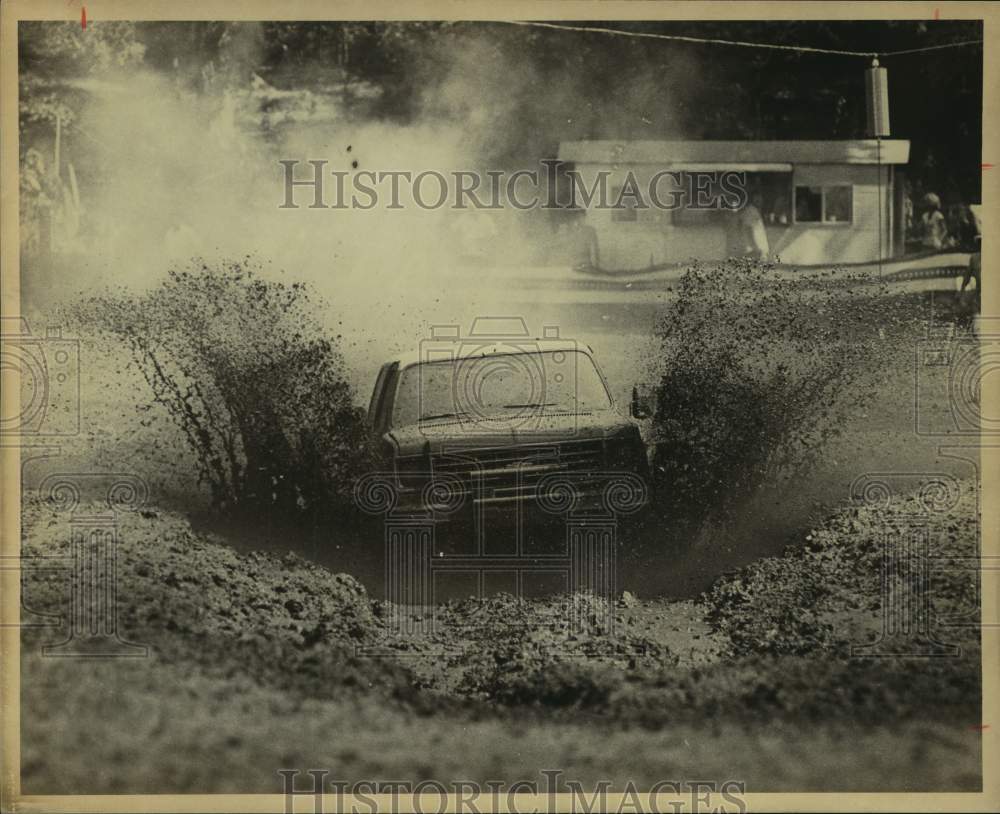 1982 Press Photo A mud racing truck in action - sas14871- Historic Images