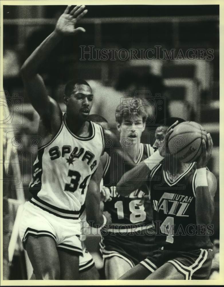 1985 Press Photo San Antonio Spurs and Utah Jazz play NBA basketball - sas14992- Historic Images