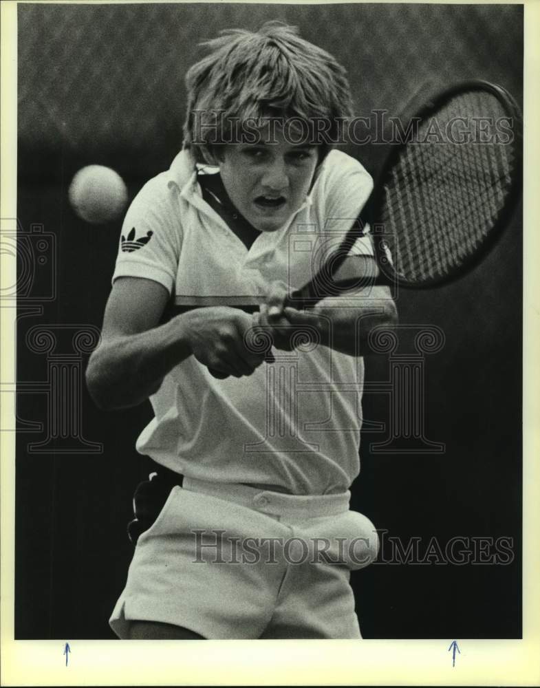 1986 Press Photo Cary Lothringer plays Fiesta Junior Tennis at McFarlin Center- Historic Images