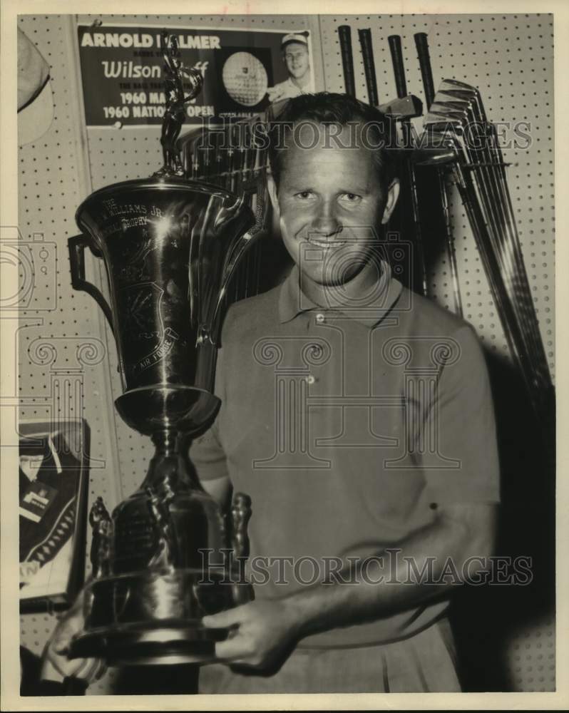 Press Photo Golfer Rudy Spiers with a trophy - sas15498- Historic Images