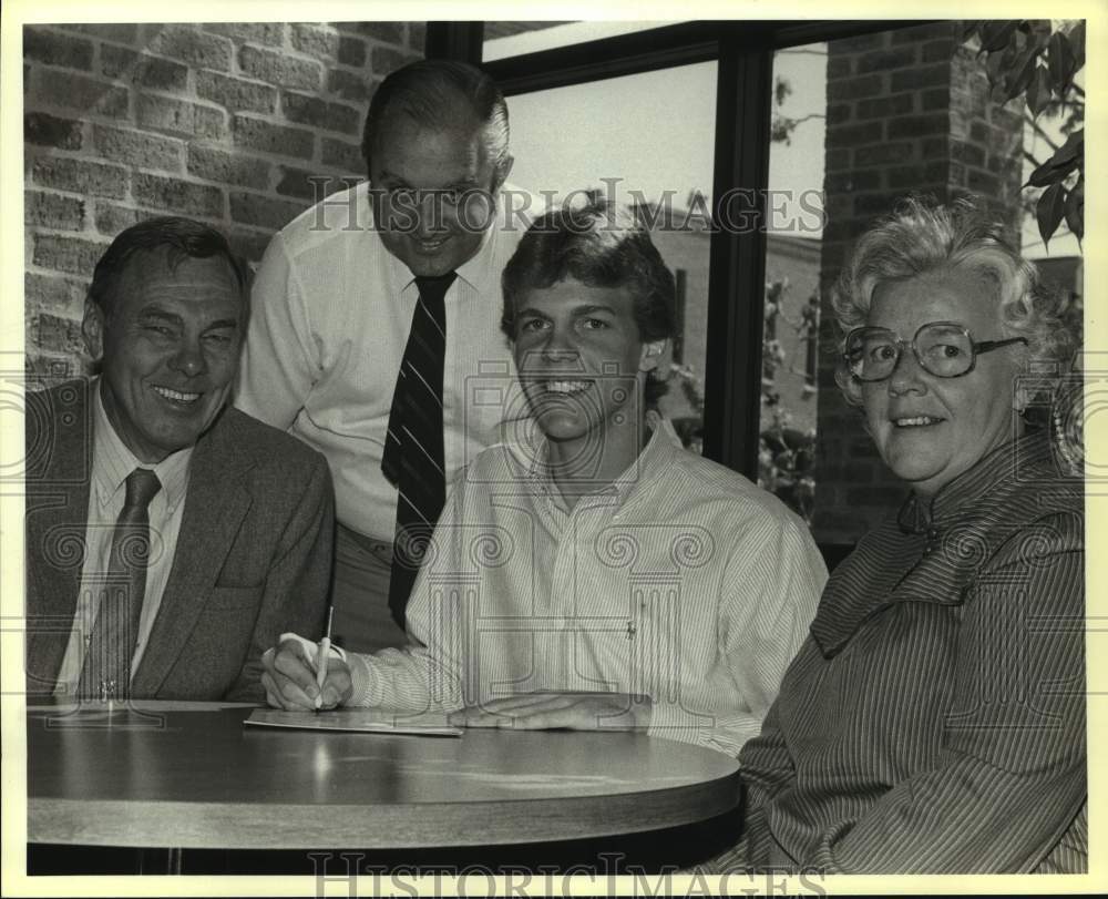 1984 Press Photo The Sheridans and basketball coach Buddy Meyer at St. Mary&#39;s- Historic Images