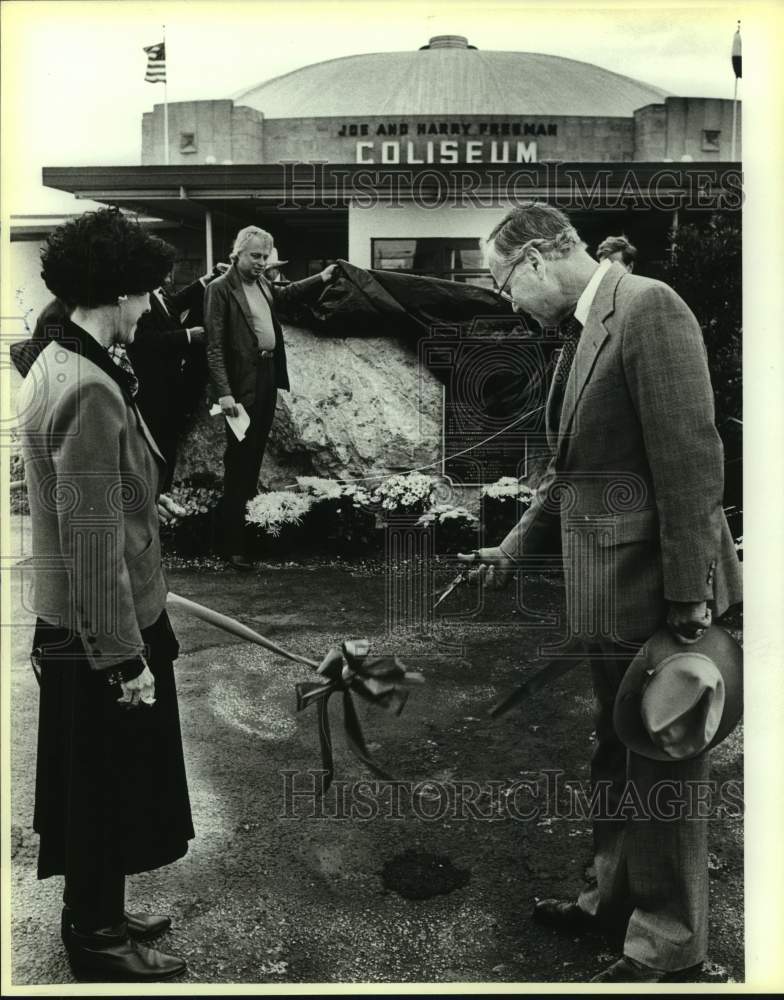 1990 Press Photo Joci and Joe Straus Jr.. at Freeman Coliseum garden - sas15778- Historic Images