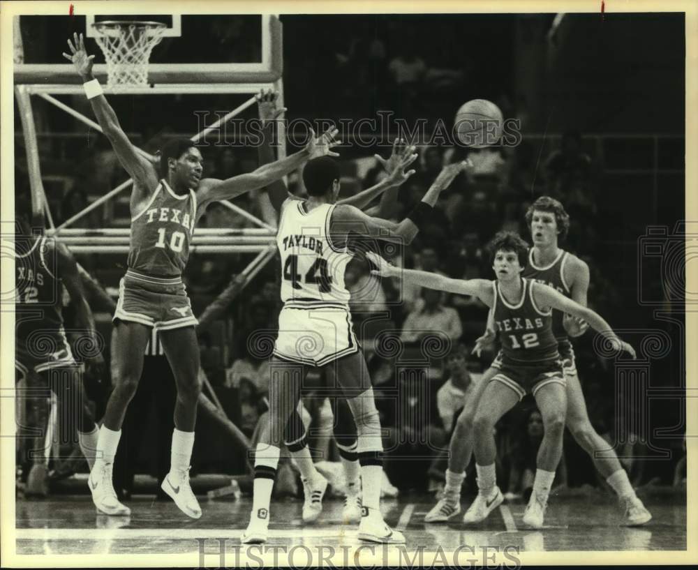 1981 Press Photo College basketball player Jeff Taylor in action vs. Texas- Historic Images