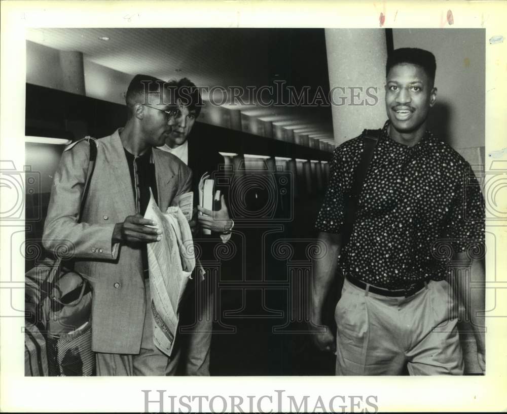 1990 Press Photo San Antonio Spurs basketball players en route to Denver- Historic Images