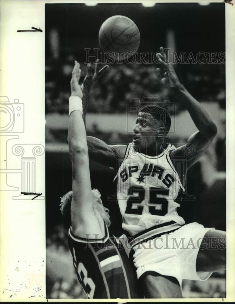 1989 Press Photo San Antonio Spurs and Milwaukee Bucks play NBA basketball- Historic Images