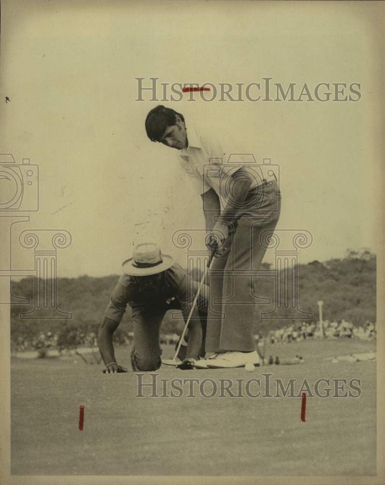 1974 Press Photo Golfer Mike Hill attempts a birdie putt at the Texas Open- Historic Images