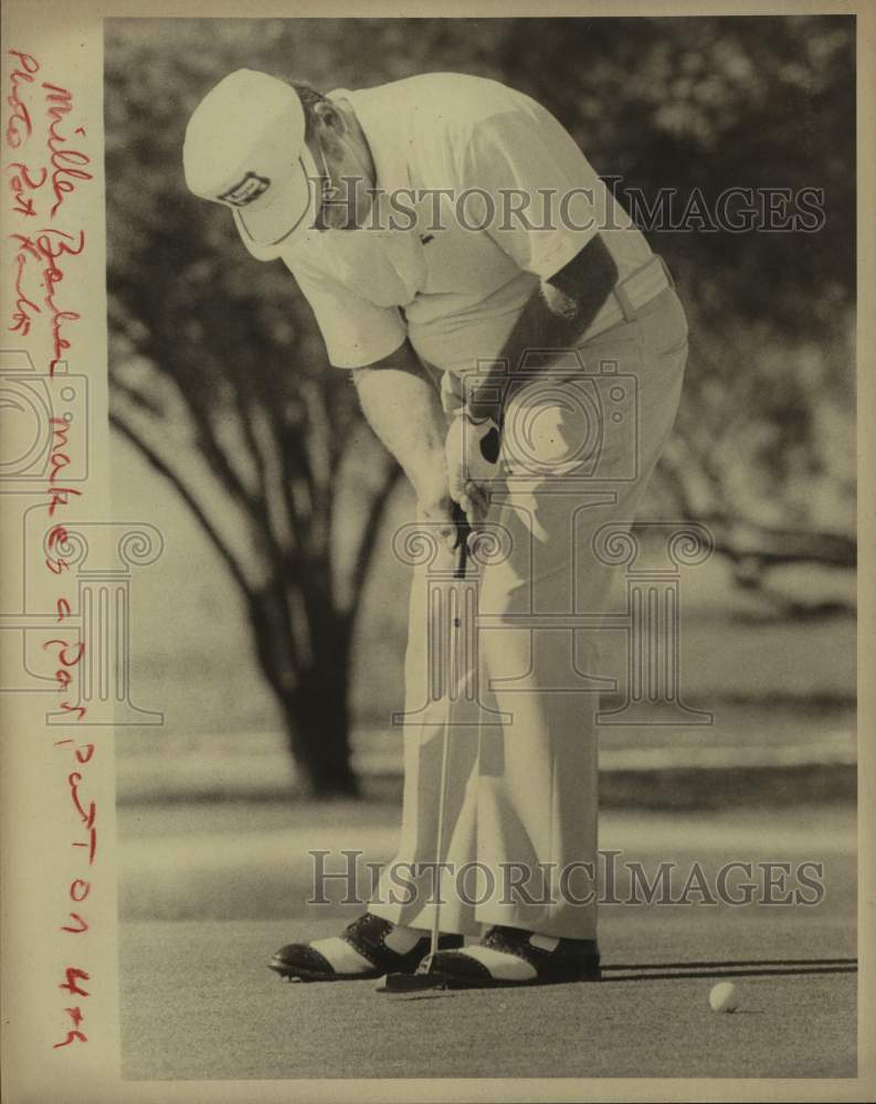 1974 Press Photo Golfer Miller Barber sinks a par putt at the Texas Open- Historic Images