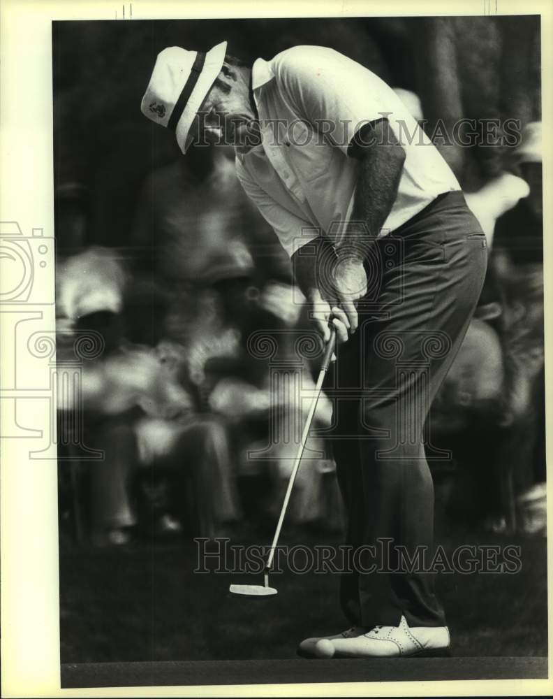 1983 Press Photo Golfer Jim Colbert putts at the Texas Open - sas16139- Historic Images