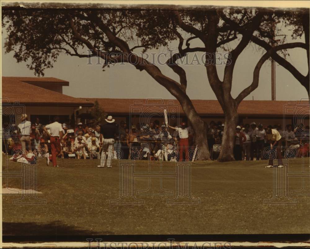 Press Photo A golfer putts during a tournament - sas16170- Historic Images