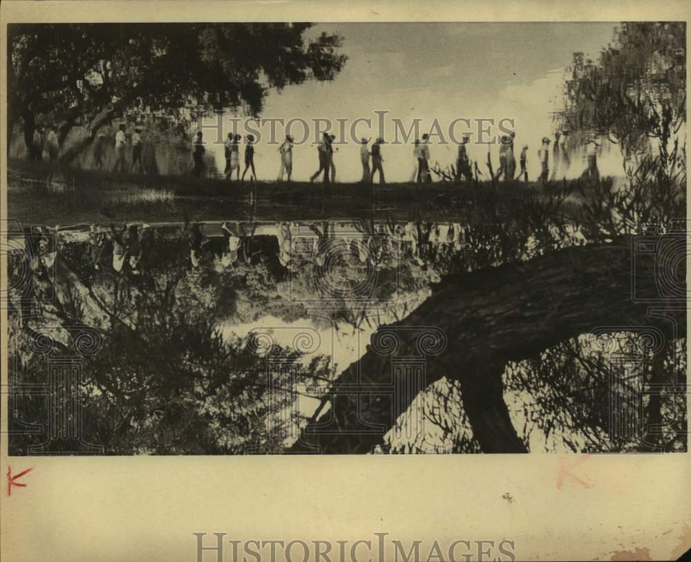 1981 Press Photo Texas Open golf fans walk the course - sas16189- Historic Images