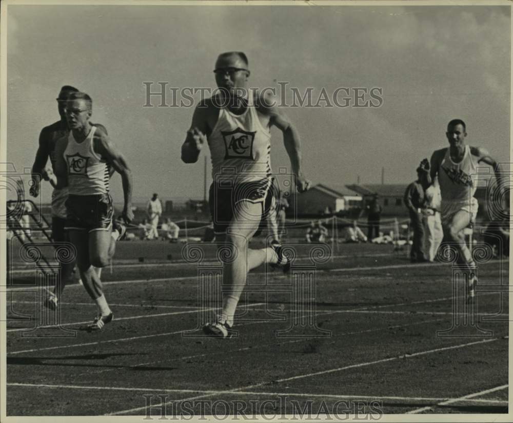 1959 Press Photo Track athlete Bill Woodhouse runs a 100 at Abilene, Texas- Historic Images