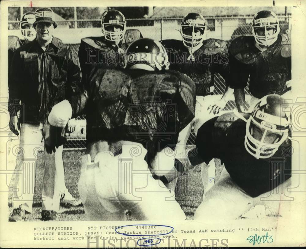 1983 Press Photo Texas A&amp;M football coach Jackie Sherrill watches practice- Historic Images