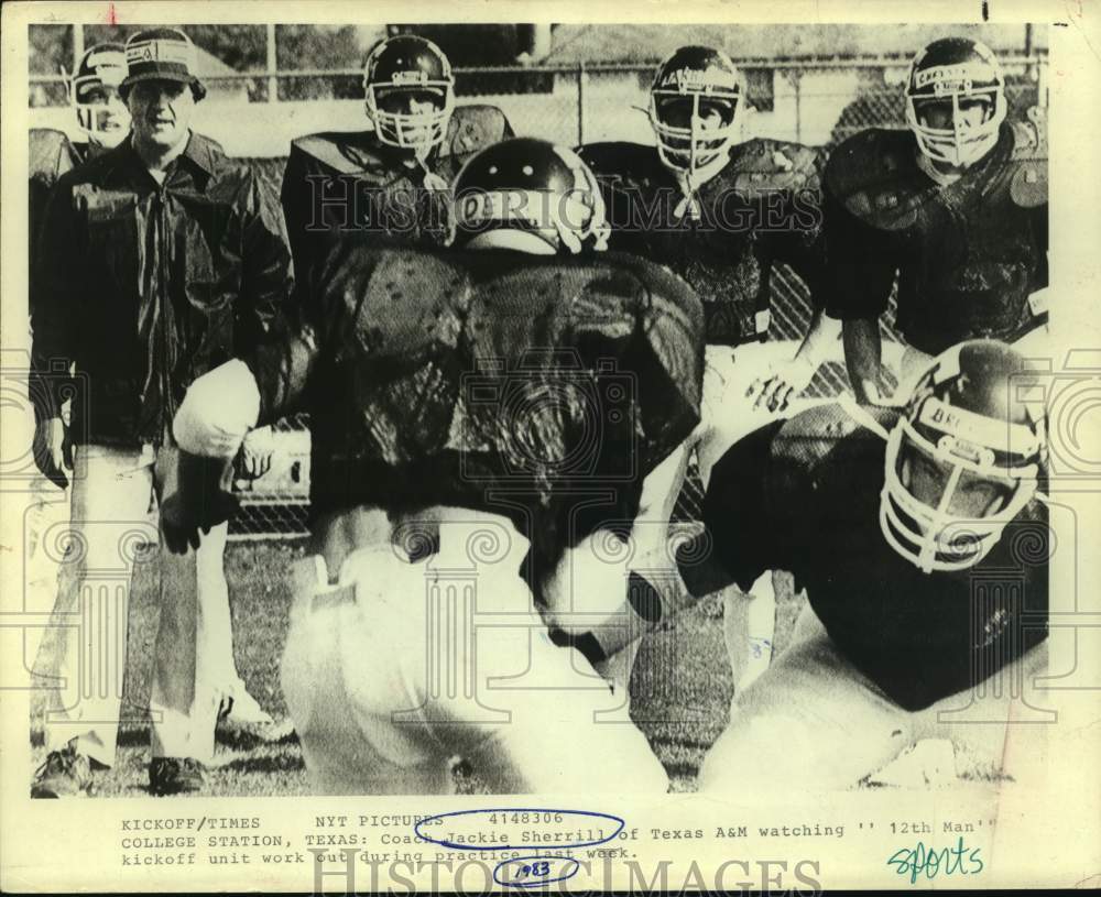 1983 Press Photo Texas A&M football coach Jackie Sherrill watches practice- Historic Images