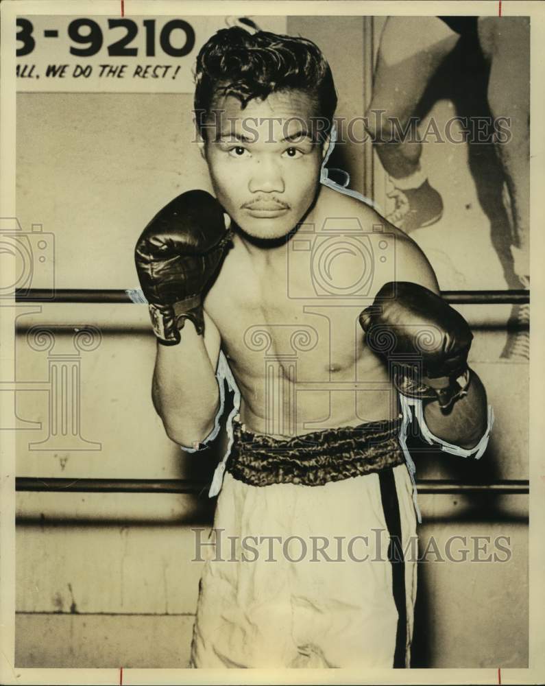 1969 Press Photo Filipino boxer Julio Tolonghari - sas16459- Historic Images