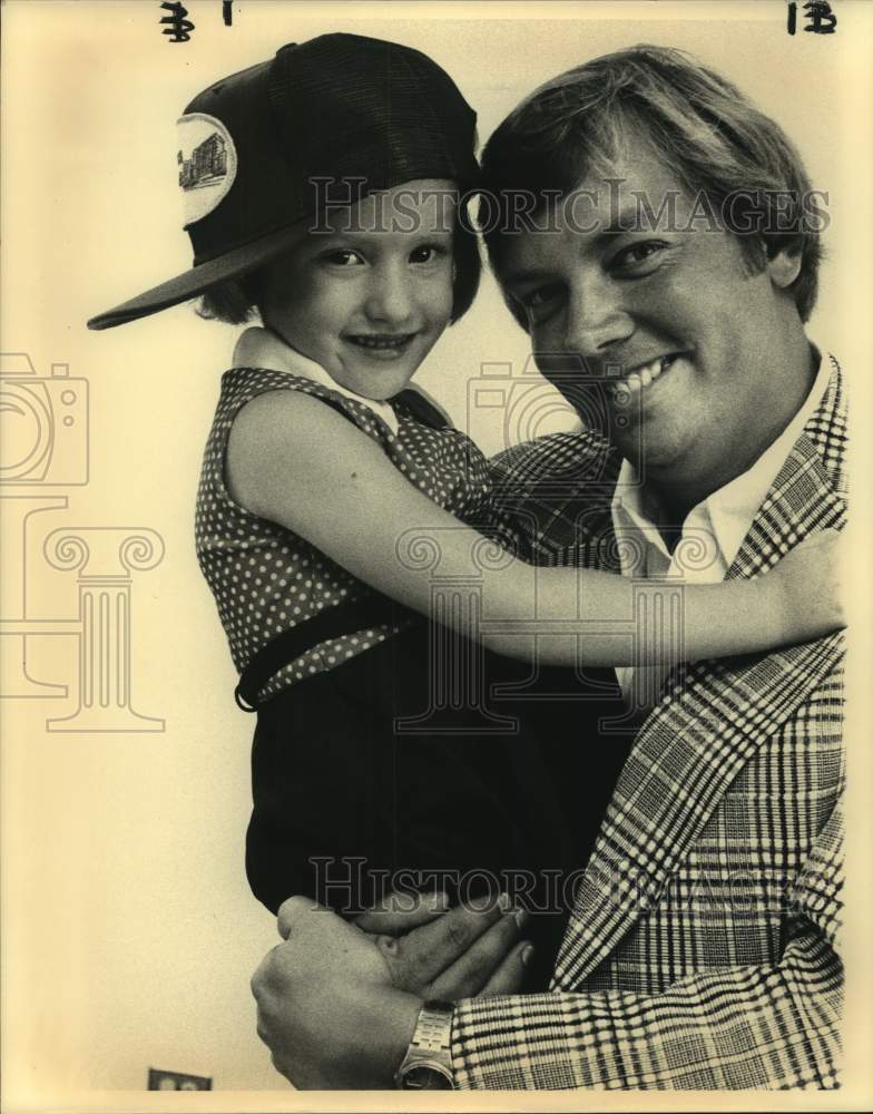 1978 Press Photo Golfer John Mahaffey and a young fan - sas16713- Historic Images