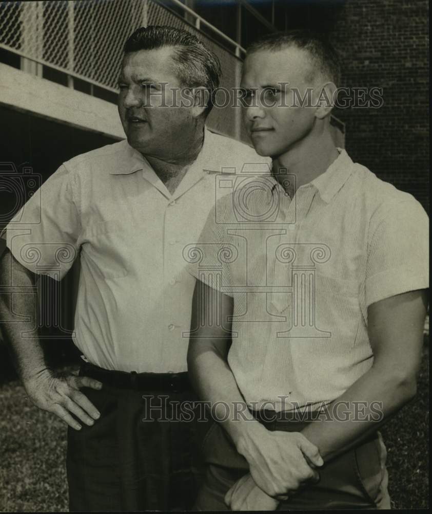 Press Photo Coach McElreath and West Wood, scholarship winner - sas16913