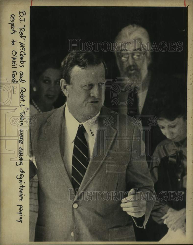 Press Photo B.J. "Red" McCombs, Robert L. Tobin paying respects to O'Neil Ford- Historic Images