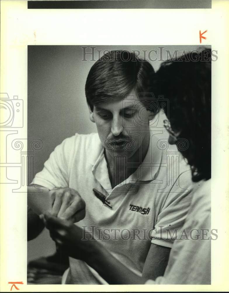 1989 Press Photo Sports executive Robert Marbut Jr. and a co-worker - sas17288- Historic Images