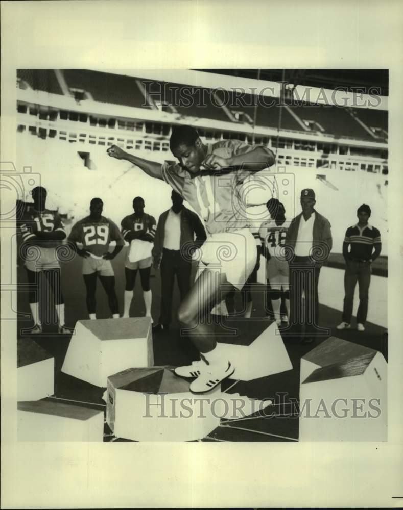 1982 Press Photo Dallas Cowboys football draft pick Rod Hill, coach Tom Landry- Historic Images