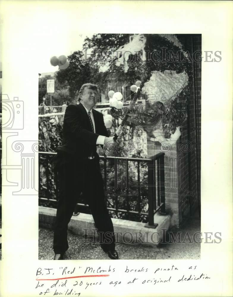 1988 Press Photo B.J. "Red" McCombs at San Antonio Chamber building celebration- Historic Images