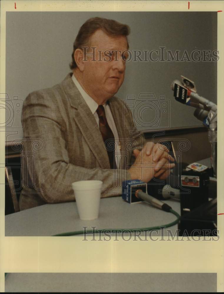1988 Press Photo San Antonio Spurs basketball team owner B.J. &quot;Red&quot; McCombs- Historic Images