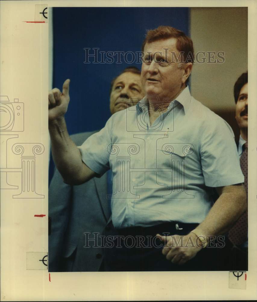 1989 Press Photo B.J. "Red" McCombs watches lottery picks on arena TV- Historic Images