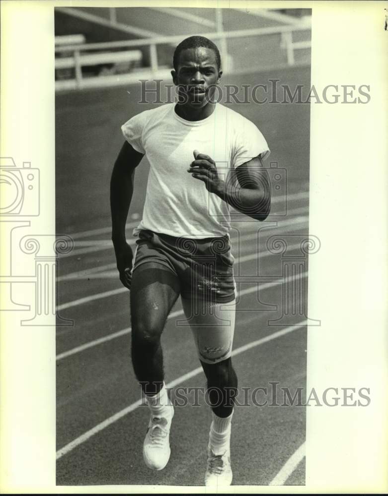 1986 Press Photo Athlete Chris McNeil runs on a track - sas17362- Historic Images