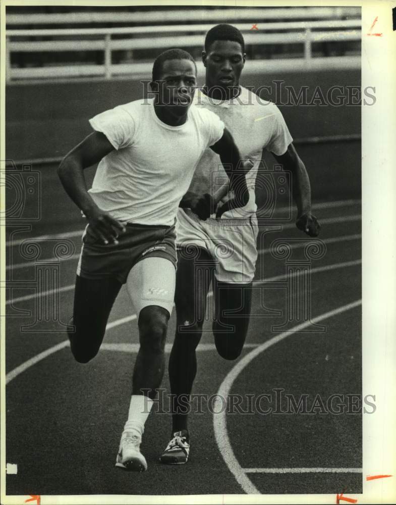 1986 Press Photo Track and field relay runners Chris McNeil and Charles Adamson- Historic Images
