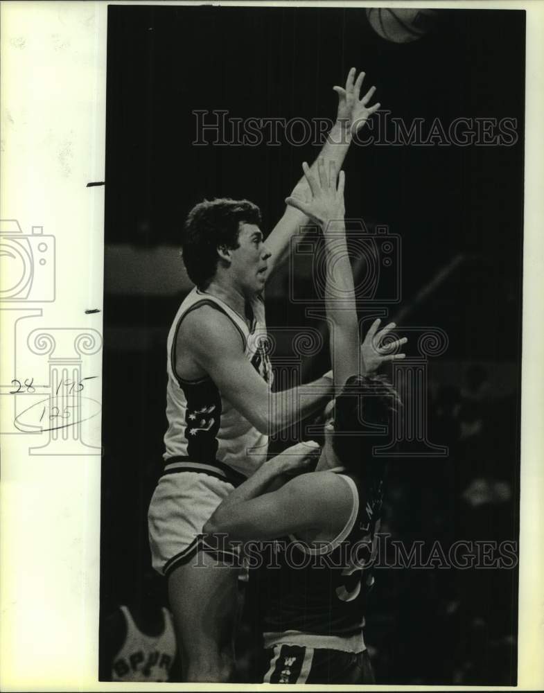 1984 Press Photo San Antonio Spurs and Golden State Warriors play NBA basketball- Historic Images