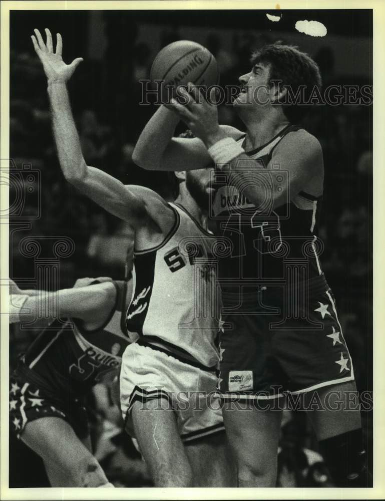 Press Photo Washington Bullets and San Antonio Spurs play NBA basketball- Historic Images