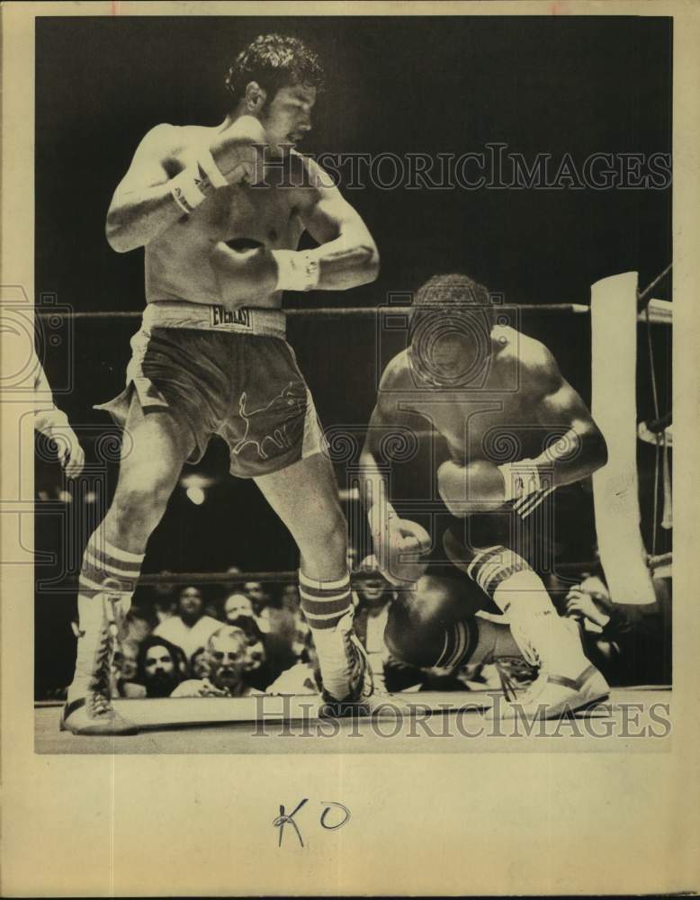 1982 Press Photo Boxer Tony Ayala Jr. in action - sas17560- Historic Images