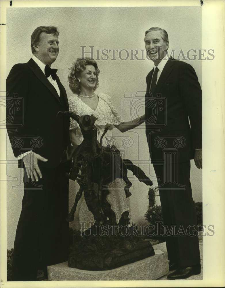 1983 Press Photo Red and Charlene McCombs with Senator Lloyd Bentson - sas17689- Historic Images