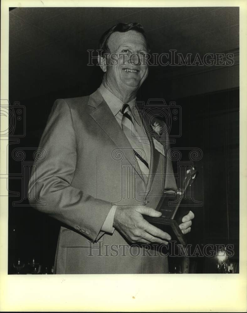 1983 Press Photo Red McCombs with salesman of the year award - sas17692- Historic Images