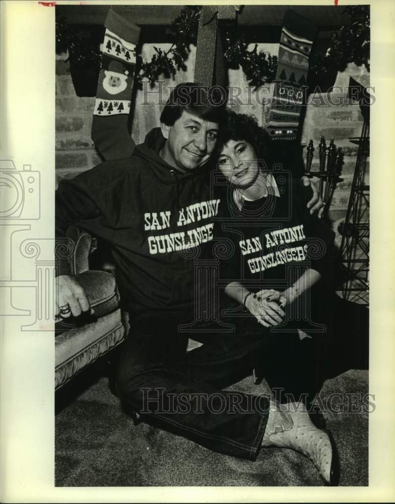 1985 Press Photo Tim and Cindy Marcum pose in San Antonio Gunslingers gear- Historic Images