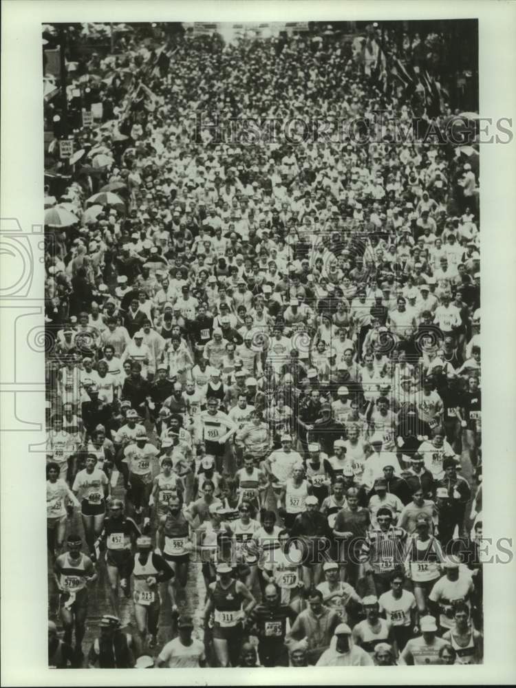 Press Photo A marathon field clogs a street - sas17757- Historic Images