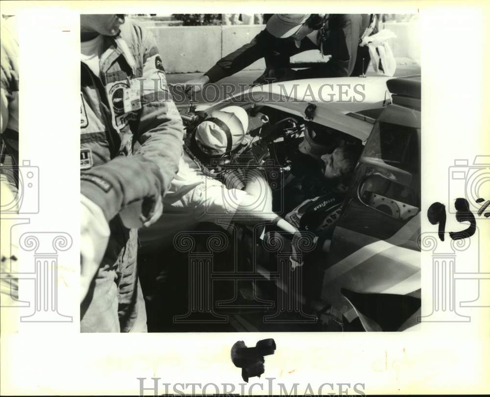 1989 Press Photo Jeff Elghanayan is pinned in car after Nissan Grand Prix crash- Historic Images