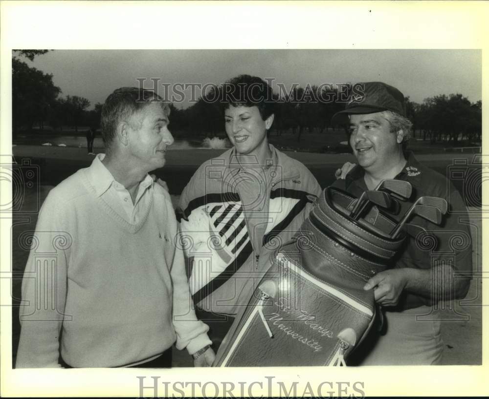 1990 Press Photo St. Mary&#39;s college golf coach Bob Sandefur and alumni- Historic Images