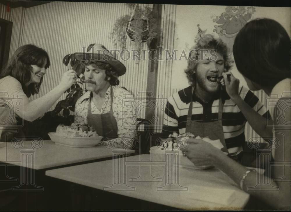 1975 Press Photo Football player Billy Hobbs and others eat ice cream sundaes- Historic Images