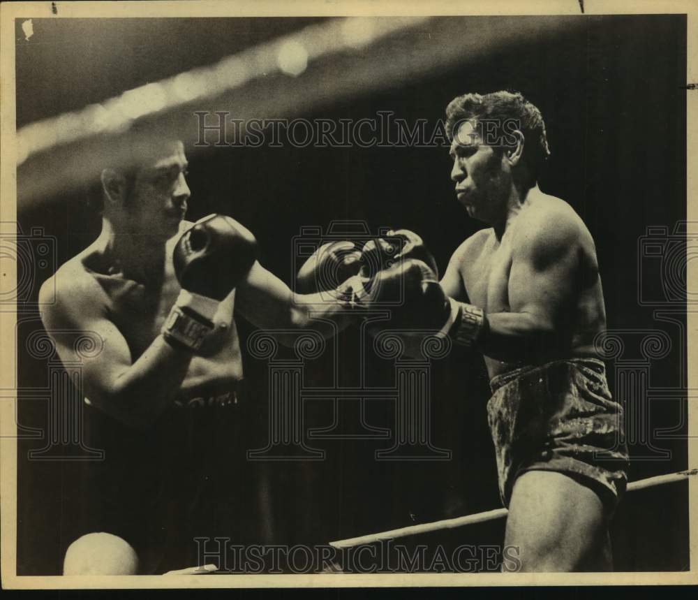 1981 Press Photo Boxers Tony Ayala and Jose Battazar during a bout - sas17963- Historic Images