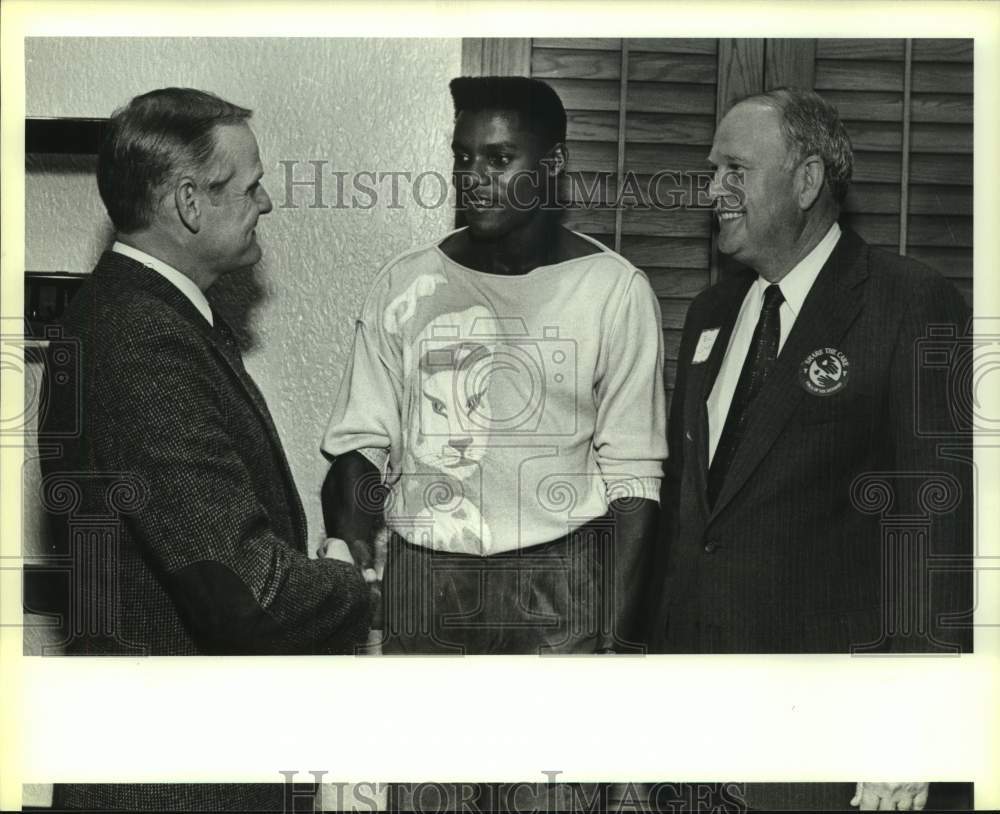 1987 Press Photo Olympic track star Carl Lewis with San Antonio city leaders- Historic Images
