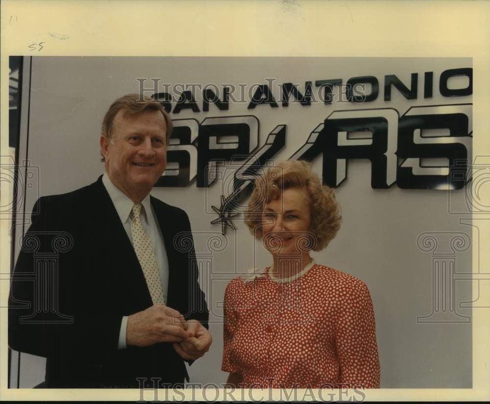 1988 Press Photo San Antonio Spurs basketball owner Red McCombs, wife Charline- Historic Images