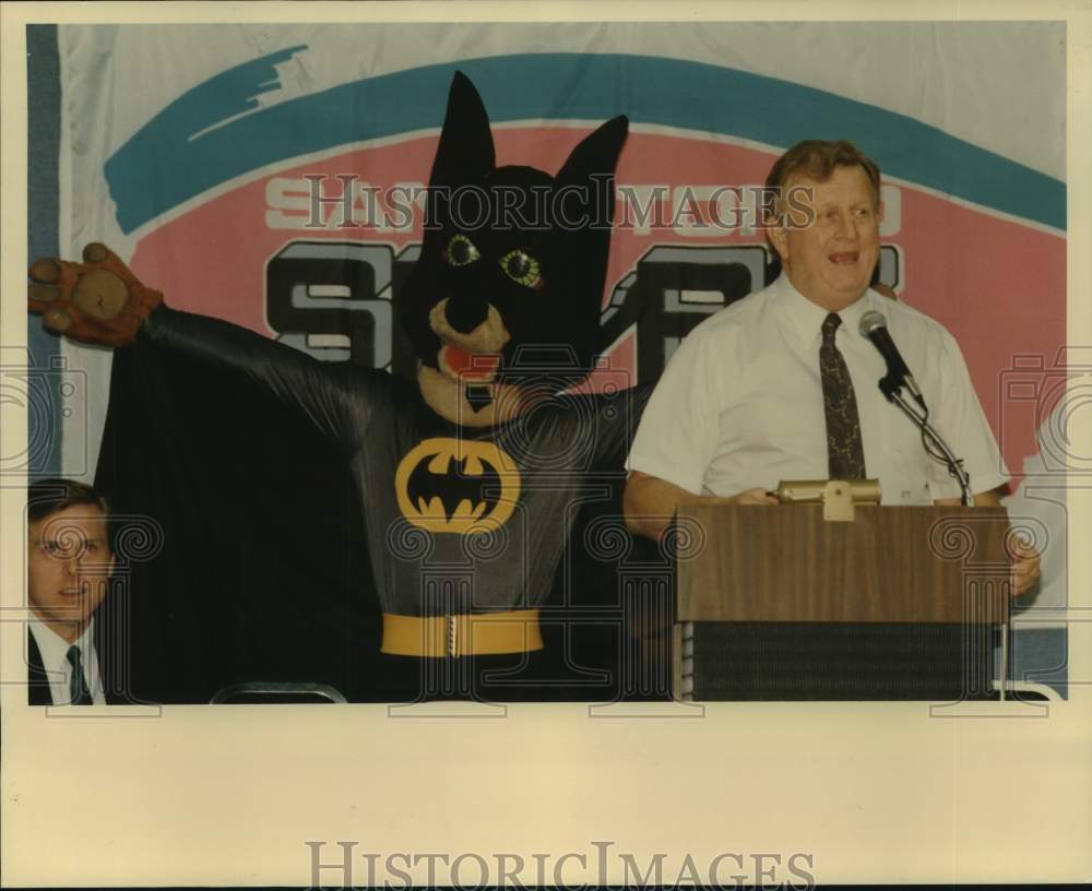 1989 Press Photo San Antonio Spurs basketball owner Red McCombs with mascot- Historic Images